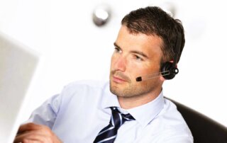 Support desk technician providing remote it support