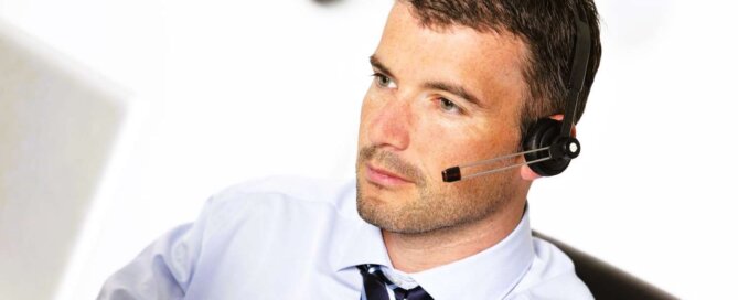Support desk technician providing remote it support