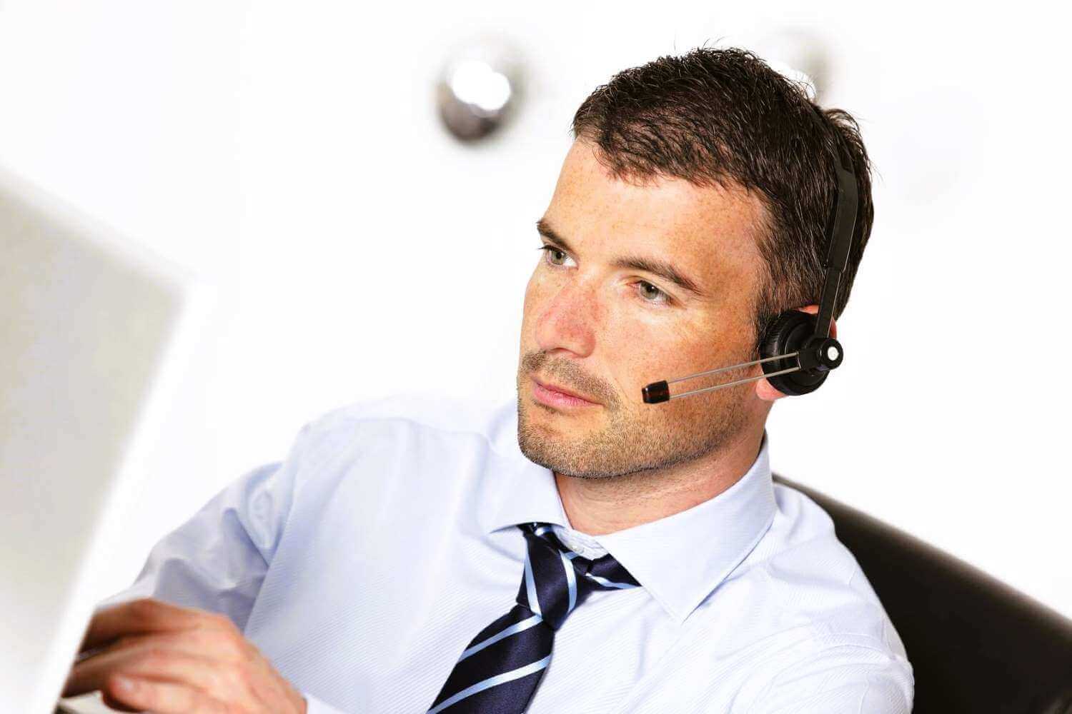 support-desk-man Support desk technician providing remote it support